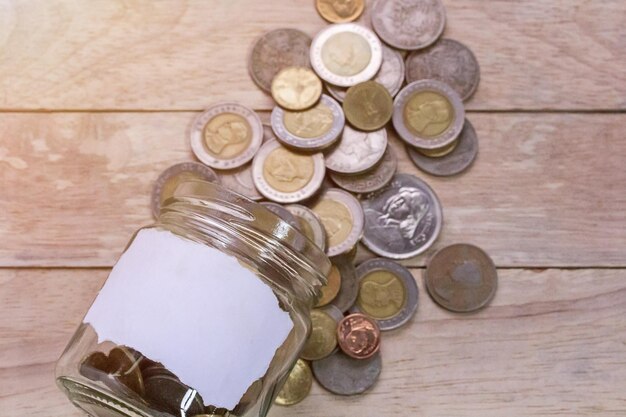 Primo piano risparmiando denaro in un barattolo di vetro per contanti in investimenti futuri