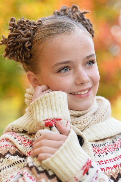 Primo piano ritratto di bella bambina in posa nel parco autunnale