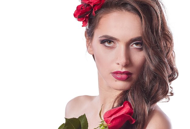 Primo piano ritratto di donna affascinante con rosa rossa