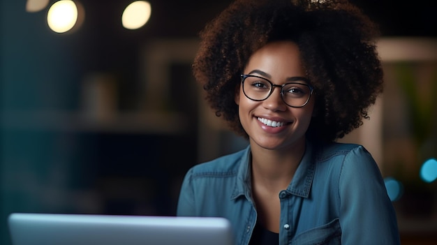 Primo piano ritratto di giovane bella donna afroamericana sorridente mentre si lavora con il computer portatile in ufficioCreato con la tecnologia generativa AI