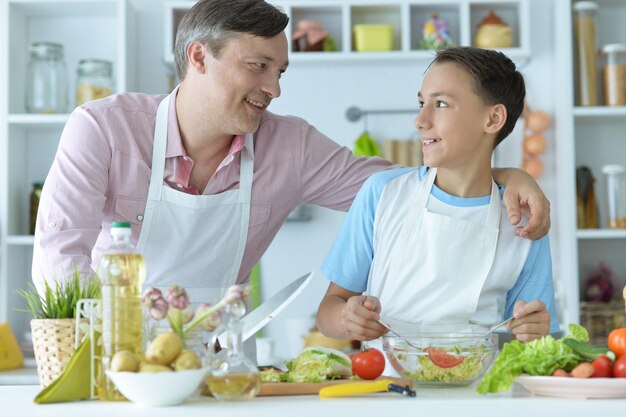 Primo piano ritratto di padre e figlio che cucinano