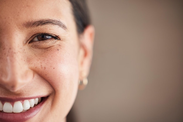 Primo piano ritratto e donna con denti bianchi mockup e sorriso su uno sfondo di studio Affronta persona femminile e ragazza con felicità igiene orale e cure dentistiche con zoom benessere e salute