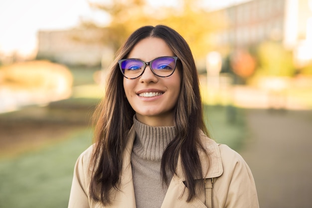 Primo piano ritratto sorridente studente appena ammesso multietnico con gli occhiali davanti all'università