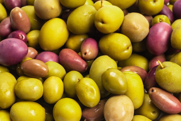 Primo piano saporito di vista superiore delle olive della miscela