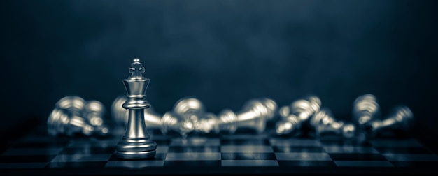 Primo piano scacchi re in piedi con scacchi che cadono sul retro concetto di giocatore di squadra o team aziendale e strategia di leadership e gestione dell'organizzazione delle risorse umane