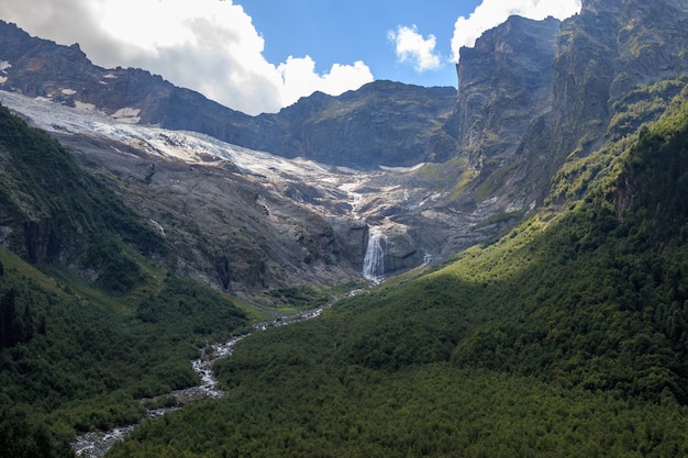 Primo piano scene di montagna vista e lontano cascata nel parco nazionale di Dombai, Caucaso, Russia, Europa. Paesaggio estivo, tempo soleggiato e giornata di sole