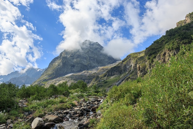 Primo piano scene di montagne nel parco nazionale Dombai, Caucaso, Russia, Europa. Paesaggio estivo, tempo soleggiato, cielo azzurro drammatico e giornata di sole