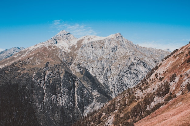 Primo piano scene di montagne nel parco nazionale Dombai, Caucaso, Russia, Europa. Paesaggio estivo, tempo soleggiato, cielo azzurro drammatico e giornata di sole