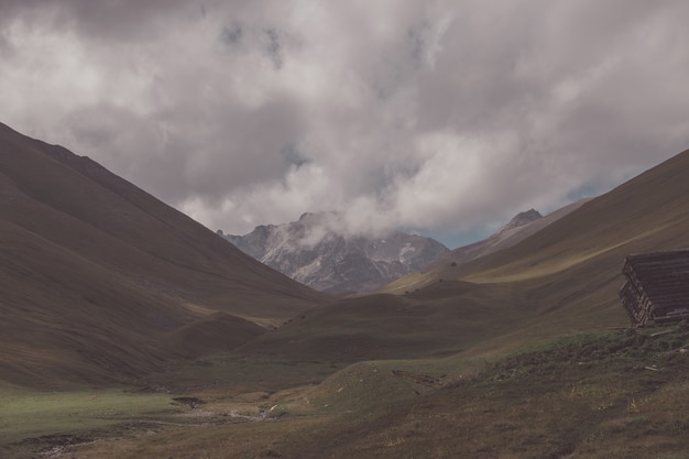 Primo piano scene di montagne nel parco nazionale Dombai, Caucaso, Russia, Europa. Paesaggio estivo, tempo soleggiato, cielo azzurro drammatico e giornata di sole