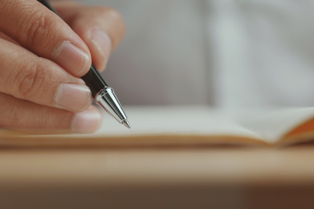 Primo piano scrivendo su un pezzo di carta Scrivere lettere d'amore con la penna