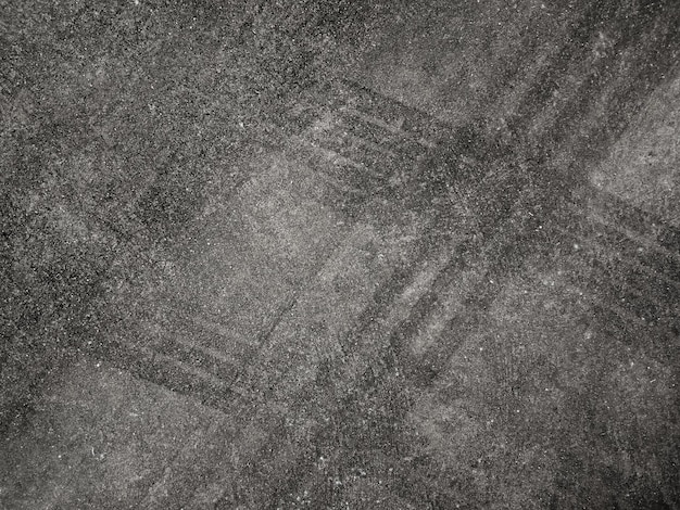 Primo piano segni di pneumatici neri sul pavimento di cemento