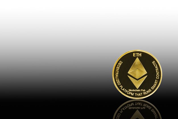 Primo piano simbolo di ethereum dorato isolato su sfondo nero