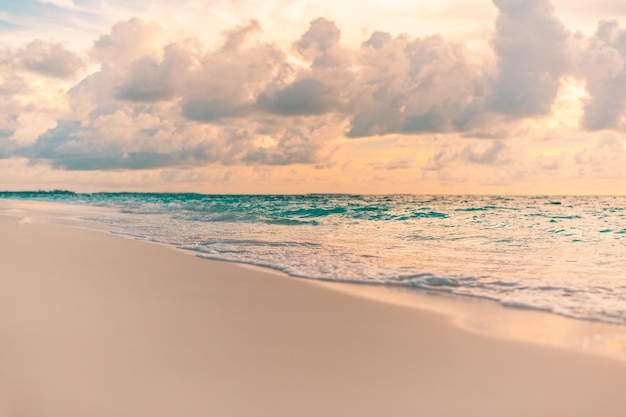 Primo piano spiaggia di sabbia di mare. Panorama della spiaggia panoramica. Ispira l'orizzonte di vista sul mare della spiaggia tropicale