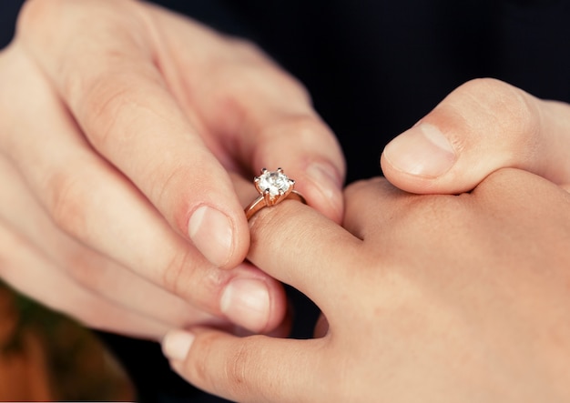 Primo piano Sposo che mette l'anello nuziale sulla sposa