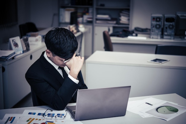 Primo piano stress Uomo d'affari asiaticoFallire dal lavoroPopolo thailandeseNon successo dal businessTristezza uomo concetto