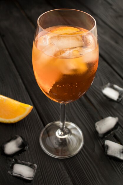 Primo piano su aperol spritz cocktail nel bicchiere di vino