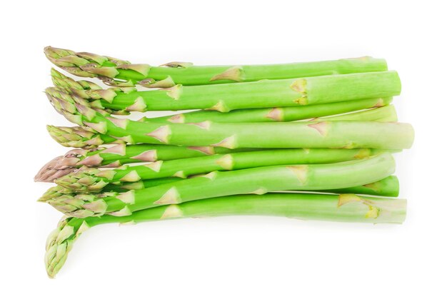 Primo piano su asparagi verdi freschi isolati