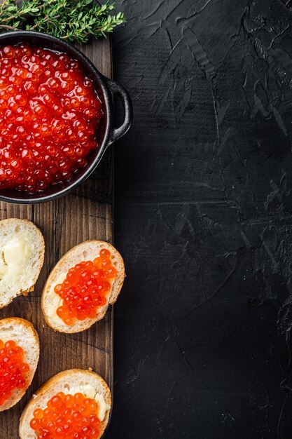 Primo piano su barattoli con delizioso caviale