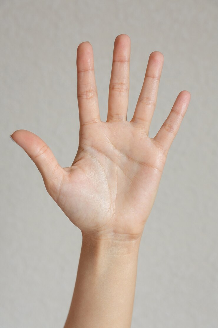 Primo piano su bei gesti delle mani isolati