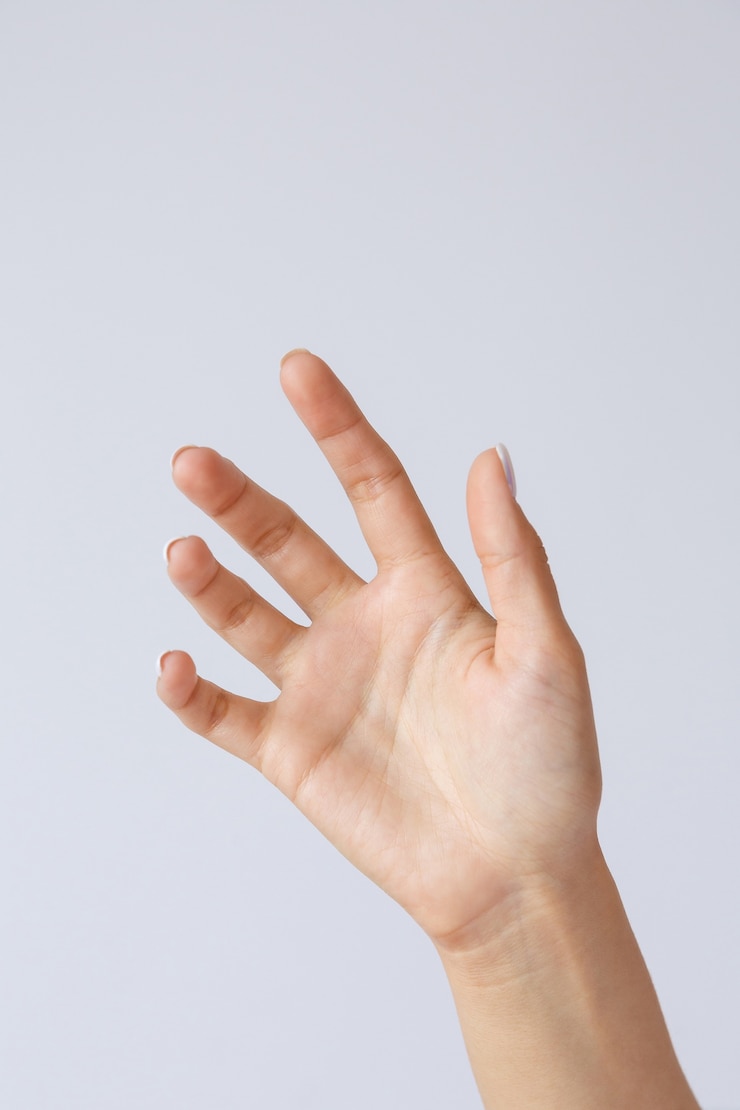Primo piano su bei gesti delle mani isolati