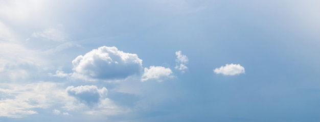 Primo piano su belle nuvole bianche su un cielo blu