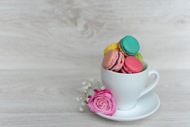 Primo piano su biscotti fatti a mano in una tazza