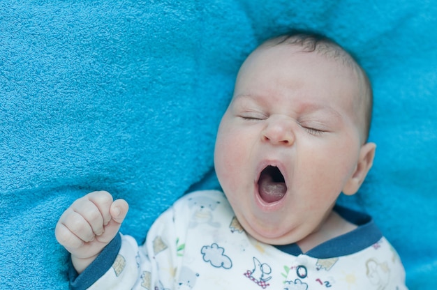 Primo piano su carino piccolo neonato