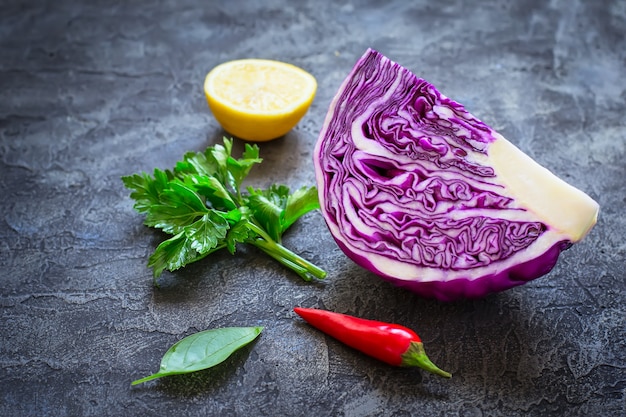 Primo piano su cavolo rosso tagliato e spezie