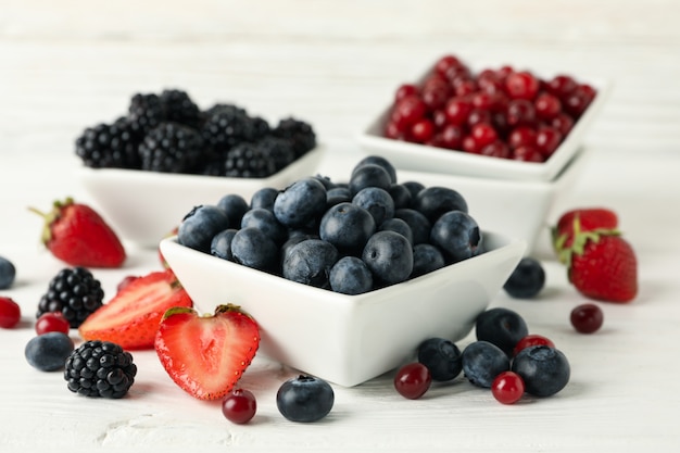 Primo piano su ciotole con vari frutti di bosco