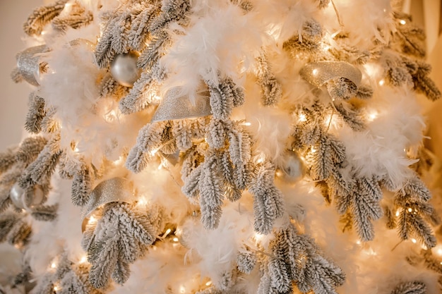 Primo piano su decorazioni festive un albero di Natale