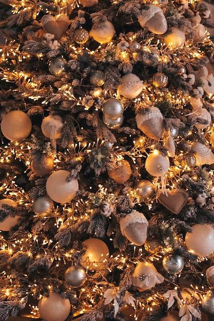 Primo piano su decorazioni festive un albero di Natale