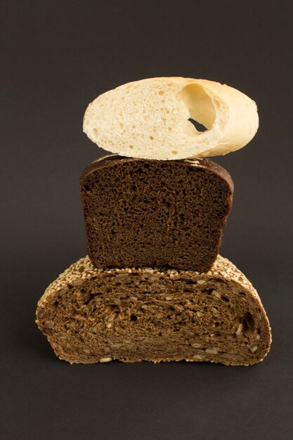 Primo piano su diversi tipi di pane