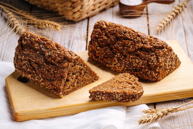 Primo piano su fette di pane di grano dieta senza farina