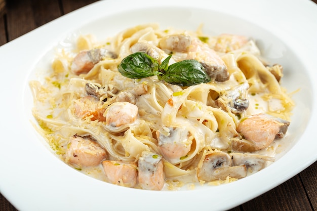 Primo piano su fettuccine al salmone