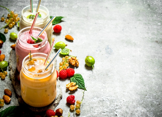 Primo piano su frullati di bacche con noci