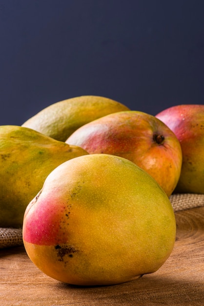 Primo piano su frutti di mango deliziosi e maturi