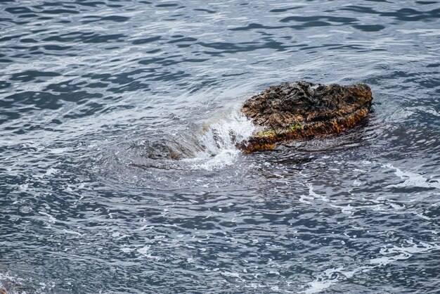 Primo piano su grandi supporti in pietra su tutti i lati circondati dall'acqua