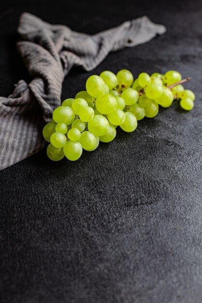 Primo piano su grappoli maturi crudi di frutta uva sul tavolo