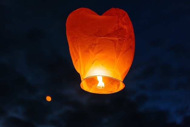 Primo piano su lanterne di carta contro un cielo scuro