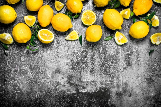 Primo piano su limoni freschi con foglie