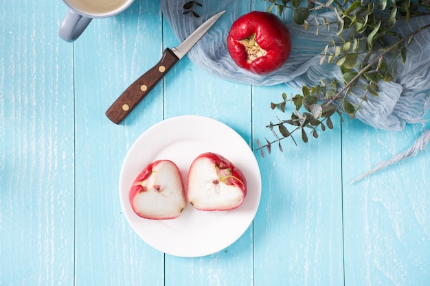 Primo piano su mele rose fresche tagliate a metà