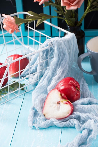 Primo piano su mele rose fresche tagliate a metà