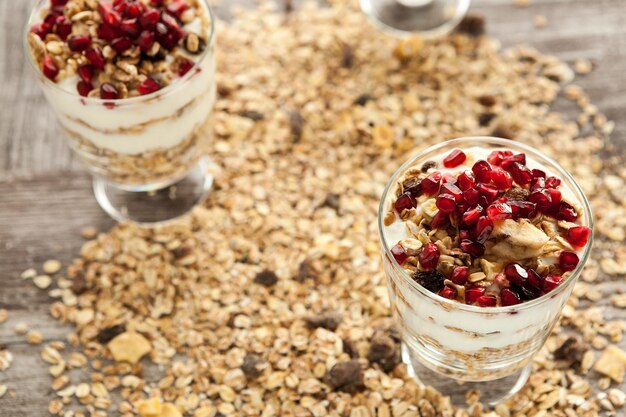 Primo piano su muesli sano e delizioso con melograno in cima