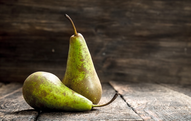 Primo piano su pere mature fresche sul tavolo