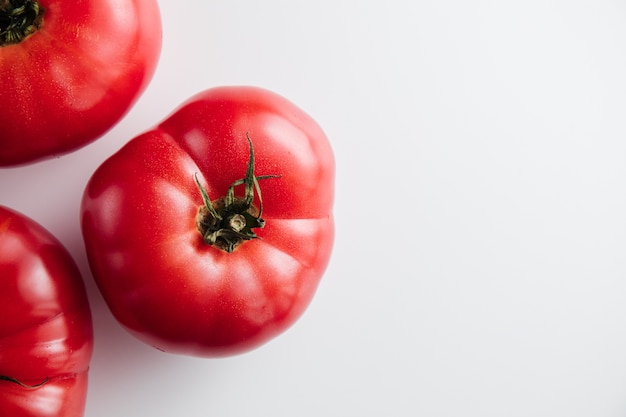 Primo piano su pomodori maturi freschi isolati