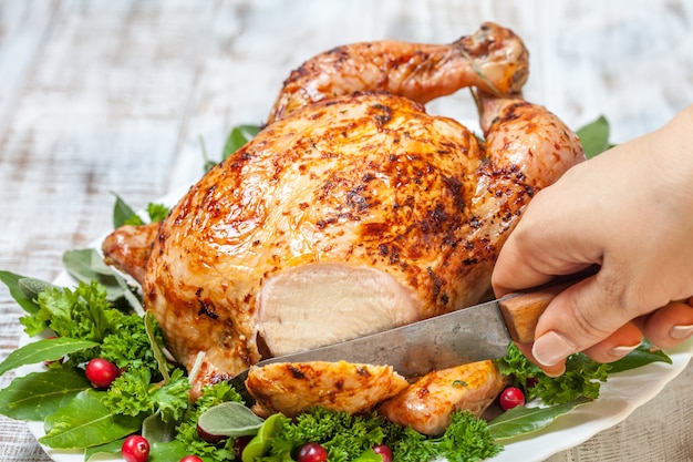 Primo piano su tutto il pollo arrosto con insalata