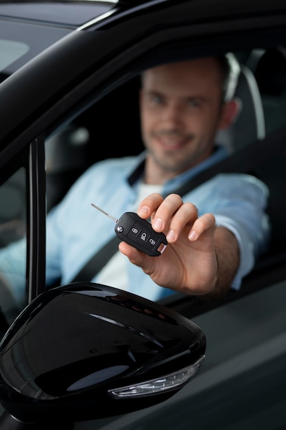 Primo piano su un cliente felice in una concessionaria d'auto