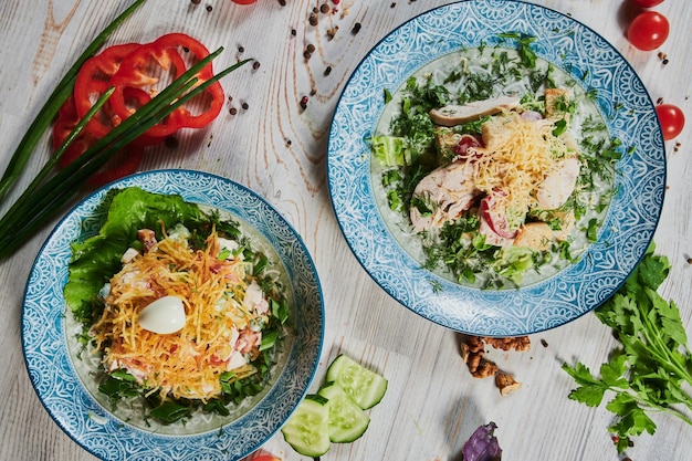 Primo piano su un'insalata con pollo e pomodoro