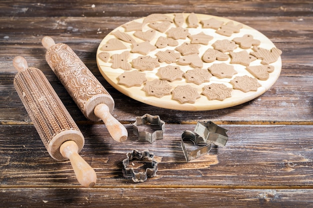 Primo piano su un tavolo di legno si trova magnificamente un sacco di giocattoli per un albero di Natale fatto di argilla marrone