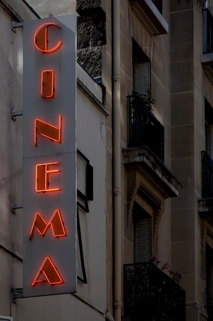 Primo piano su una luce al neon modellata nella parola francese Cinema